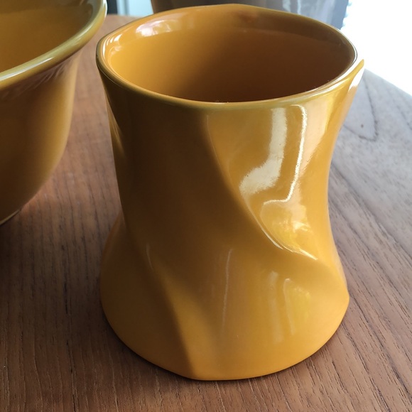 Vase and bowl. Yellow gold color Bowl, vase. Sturdy. Great condition serve ware. - Picture 6 of 7